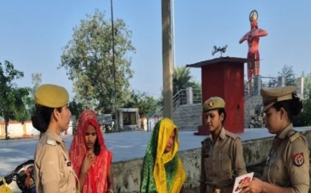 शाहजहांपुर में एंटी रोमियो टीमों ने चलाया चेकिंग अभियान:मंदिरों, दुर्गा पूजा पंडालों और मेला क्षेत्रों में महिलाओं-लड़कियों को किया जागरूक