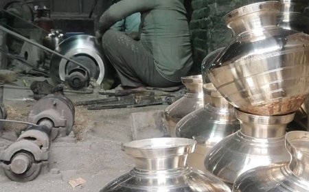 करवा चौथ आते ही करवे बनाने का काम तेज:त्योहार पर बढ़ती मांग से कारोबारियों को अच्छे मुनाफे की उम्मीद, पूजा के बर्तन तैयार करने में जुटे कारीगर