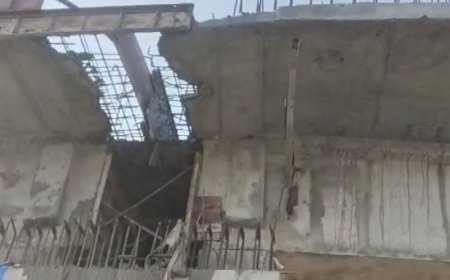 देवरिया में निर्माणाधीन रेलवे ओवरब्रिज की शटरिंग गिरी:बाल-बाल बचे राहगीर, सुरक्षा मानकों पर सवाल
