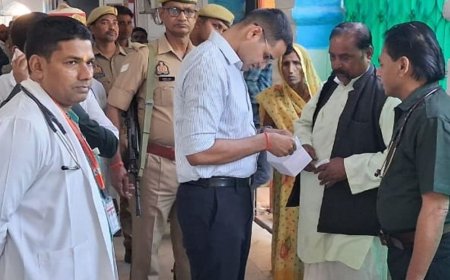 बलरामपुर डीएम ने अस्पताल में लापरवाही पर सख्त निर्देश दिए:मरीजों और तीमारदारों से सीधे बात कर जानी हकीकत, बोले- इलाज में कोताही बर्दाश्त नहीं