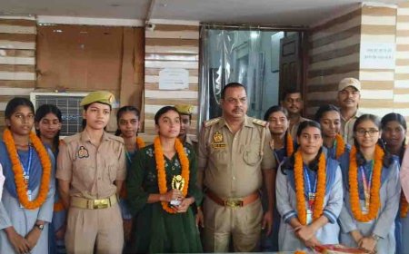 गोरखपुर में छात्रा वैष्णवी एक दिन की थाना प्रभारी बनी:ज्वेलरी लुटेरों को पकड़ने में मदद करने वाली अमृता समेत 11 छात्राओं को सम्मान मिला
