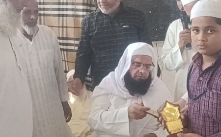 संभल के मदरसा इशातुल कुरान में सम्मान:अर्धवार्षिक परीक्षा परिणाम हुआ घोषित, मेधावी छात्रों को मिली ट्रॉफी
