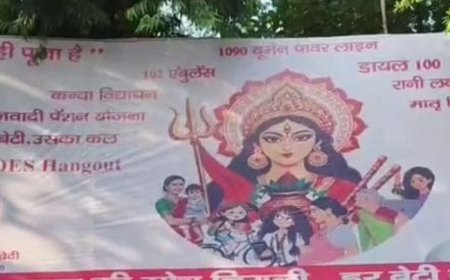 लखनऊ में सपा दफ्तर सामने लगा महिला पोस्टर:गर्भावस्था से वृद्धावस्था तक योजनाएं शामिल, कल्याण सुरक्षा शिक्षा पर दिया जोर