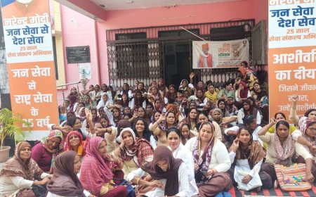 शामली में आशा कार्यकत्रियों ने दिया धरना:मांगें पूरी न होने तक सीएमओ कार्यालय पर डटे रहने का ऐलान