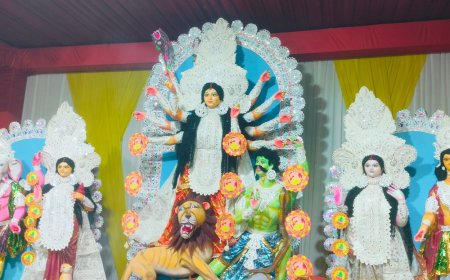 महाषष्ठी पर मां दुर्गा की प्रतिमा स्थापित:मुरादाबाद में विधि-विधान से हुई पूजा, श्रद्धालुओं को प्रसाद बांटा गया