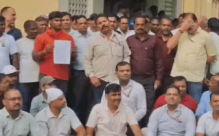 IIT-BHU में गैर शैक्षणिक कर्मचारियों का निदेशक कार्यालय पर घेराव:प्रमोशन और आवास समेत कई मांगें उठाईं,बोले- अब सड़क पर उतरने को होंगे मजबूर