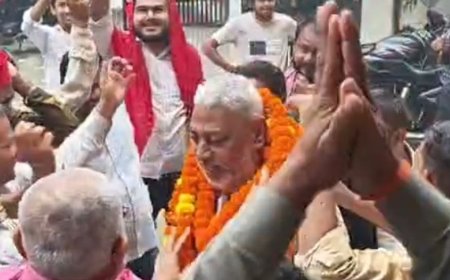 वाराणसी शिक्षक-स्नातक एमएलसी की दोनों सीटें सपा ने जीतीं:मिर्जापुर में पार्टी कार्यालय पर कार्यकर्ताओं ने ढोल-नगाड़ों के साथ मनाया जश्न