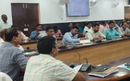 देवरिया में मतदान कार्मिकों का प्रशिक्षण:गांधी सभागार में दिए जरूरी निर्देश, 23 अक्टूबर को निष्पक्ष चुनाव तैयारी