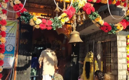 नहटौर के मां चामुंडा मंदिर में उमड़े श्रद्धालु:नारियल, चुनरी और प्रसाद चढ़ाकर भक्तों ने की पूजा