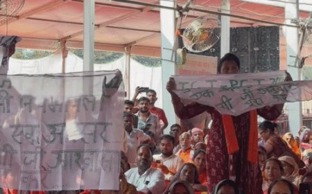 CM योगी के संबोधन के बीच छात्राओं ने लहराए पोस्टर:TGT-PGT की पुरानी नियमावली बहाली की मांग, छात्राएं महिलाओं के बीच बैठी थी