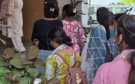 महोबा मे बेटियों ने DM से मांगा बारात घर:कलेक्ट्रेट पहुंचकर बोलीं- 1700 की आबादी कहां कार्यक्रम करे, बाराती ताना मारते हैं