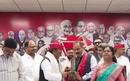 रिटायर्ड PPS महेंद्र कुमार पत्नी संग समाजवादी पार्टी में शामिल:अखिलेश बोले सपा को गोंडा में मिलेगी मजबूती, भाजपा नेता भवानी भीख शुक्ला भी सपा में आए