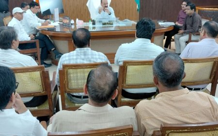 चीनी के फुटकर दाम कंट्रोल करने के लिए बैठक:मेरठ में डीएम सख्त, मिलों को सीधे थोक व्यापारियों को सप्लाई के निर्देश