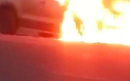 बाराबंकी में हाईवे पर चलती CNG कार में लगी आग:वजह स्पष्ट नहीं, रामनगर की ओर से आ रही थी गाड़ी, धू-धूकर जली