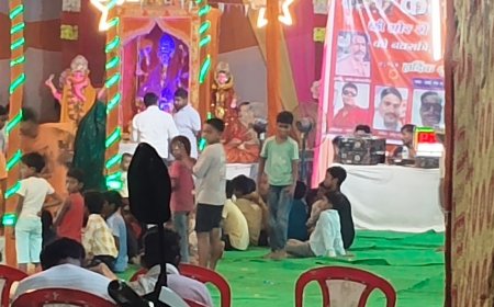 झूंसी के कटका वार्ड 85 में मां दुर्गा की पूजा:नव दुर्गा पूजा कमेटी ने की आराधना, उमड़ी श्रद्धालुओं की भीड़