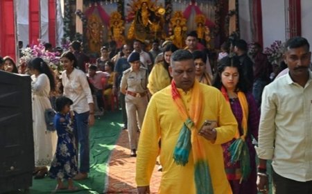 आगरा दुर्गा पूजा पंडालों में पुलिस कमिश्नर ने निरीक्षण किया:मिशन शक्ति के तहत महिलाओं को किया जागरूक, 5 शोहदे गिरफ्तार