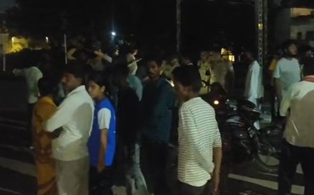 सीतापुर में खड़ी बस अचानक स्टार्ट होकर अनियंत्रित हुई:सड़क किनारे एंगल से टकराई, बालिका समेत तीन घायल, सीएचसी में प्राथमिक उपचार मिला