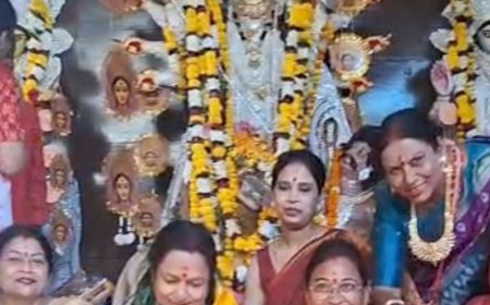 दुर्गाबाड़ी में महाअष्टमी पर संधि-पूजा में की मां की आराधना:220वें दुर्गा पूजा महोत्सव में सुबह से पहुंचे भक्त, 108 दीप जलाकर की पूजा-अर्चना