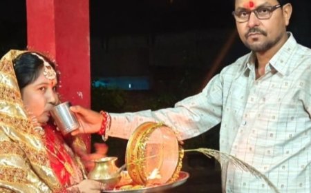 सोनभद्र में महिलाओं ने करवा चौथ का व्रत रखा:चांद को अर्घ्य देकर खोला व्रत; बारिश के कारण कुछ महिलाओं ने मुहूर्त के आधार पर अर्घ्य दिया