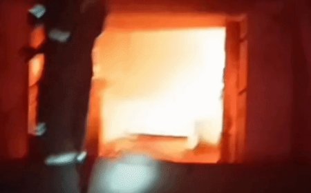 गाजीपुर में पारले एजेंसी में शॉर्ट सर्किट से आग:40 लाख का सामान जला, पड़ोसी की बेटी ने धुआं देखकर दी सूचना