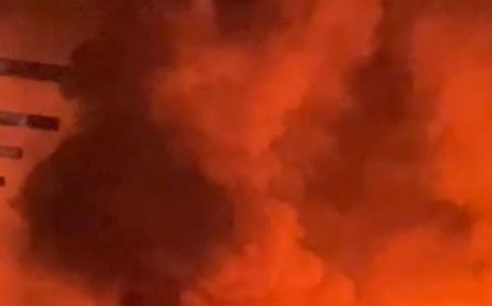 संभल में आधी रात कबाड़ गोदाम में लगी भीषण आग:डेढ़ किलोमीटर दूर तक दिखीं लपटें, एक घंटे बाद दमकल को दी सूचना