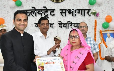 देवरिया में गांधी-शास्त्री जयंती समारोह:पांच आशा-आंगनबाड़ी कार्यकर्ताओं का सम्मान, डीएम ने चलाया चरखा