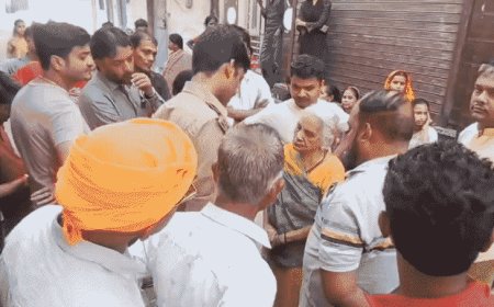 गोरखपुर में घर के अंदर मिली खून से सनी लाश:बुजुर्ग दादी बोलीं- बेटियों ने हत्या कर दी, दो दिन पहले आई थी