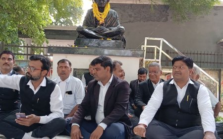अधिवक्ताओं ने प्रोटेक्शन एक्ट के लिए रामधुन गाकर विरोध किया:कार्य बहिष्कार कर सरकार से एक्ट लागू करने की मांग की