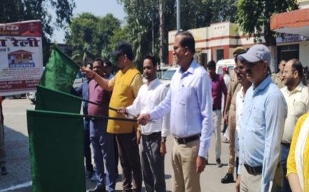 डीएम ने संचारी रोग नियंत्रण अभियान को हरी झंडी दिखाई:शाहजहांपुर में विशेष संचारी रोग नियंत्रण और दस्तक अभियान शुरू