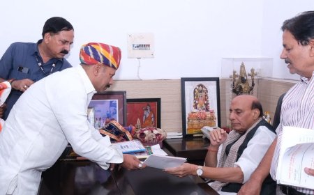 गोरखपुर में 25 एकड़ भूमि पर सैनिक स्कूल की मांग:टेकुवा दर्जी में सैनिक स्कूल, केंद्रीय विद्यालय या स्टेडियम की मांग सौंपा पत्र