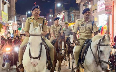 गोरखपुर में त्योहारों से पहले घुड़सवार पुलिस ने मोर्चा संभाला:SP सिटी ने 5 प्रमुख इलाकों में गश्त की, सुरक्षा व्यवस्था का जायजा लिया