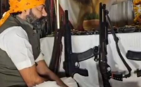 भाजपा विधायक ने 200 हथियार 151 तलवारों का पूजन किया:महोबा में विधायक बृजभूषण राजपूत ने 2027 के लिया संकल्प