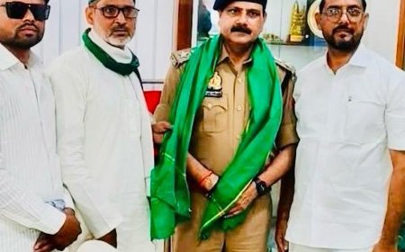 किसान यूनियन ने एसपी का किया स्वागत:हापुड़ में मधुबन कुमार सिंह को गमछा पहनाकर किया सम्मानित