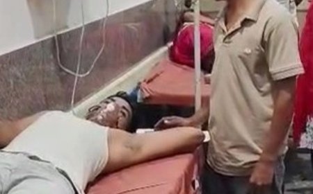 ग्राम प्रधान पर शिकायतकर्ता को पीटने का आरोप:कुशीनगर में जांच अधिकारियों के सामने मारपीट की, विकास कार्यों की शिकायत की थी