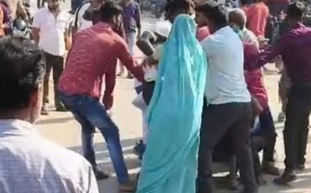 ऑटो में सवारी बैठाने को लेकर दो पक्ष भिड़े:बागापार चौराहे पर विवाद, पुलिस वीडियो की जांच कर रही