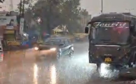 हाथरस में धूल भरी आंधी के बाद बारिश:दिन में छाया अंधेरा, वाहन चालकों को हेडलाइट जलानी पड़ी; तापमान 2 डिग्री गिरा