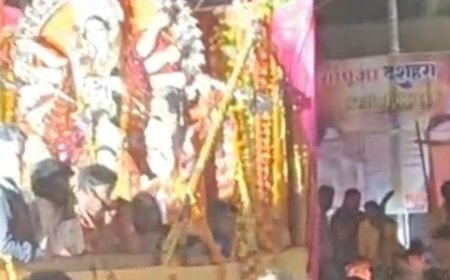 बहराइच में दुर्गा प्रतिमाओं का सरयू तट पर विसर्जन:हजारों श्रद्धालुओं की मौजूदगी में बुधवार रात से गुरुवार सुबह तक चला, सुरक्षा के रहे कड़े इंतजाम