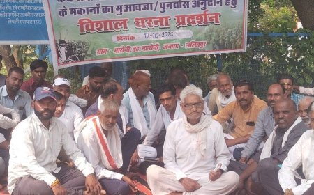 ललितपुर में विस्थापित किसानों का आंदोलन जारी:सिंचाई विभाग कार्यालय पर मुआवजे की मांग को लेकर चल रहा है 3 दिनों से धरना