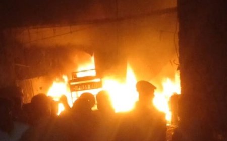 बाराबंकी में रावण दहन के दौरान गैराज में आग:पुराने टायर, एक ई-रिक्शा और करीब आधा दर्जन दोपहिया वाहन जल गए