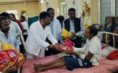 कानपुर के अस्पताल में भोजन वितरण:समाजसेवी ने मरीजों को बांटे बिस्कुट और खाद्य सामग्री, सेवा को बताया असली आनंद