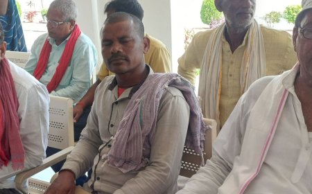 अधिकारी नहीं मिले तो किसानों ने जताई नाराजगी:चंदौली में 400 से ज्यादा किसानों की आपत्तियां बिना सुनवाई खारिज करने का आरोप