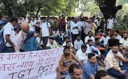 प्रयागराज में TGT-PGT अभ्यर्थियों का आंदोलन तीसरे दिन भी जारी:छात्रों का आरोप-फर्जी मुकदमा हुआ, कई साथी डिटेन किए गए