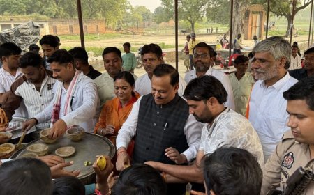 उमरी बाजार में कराया भंडारा:कानपुर सांसद रमेश अवस्थी ने माता के पूजन के बाद वितरित किया प्रसाद