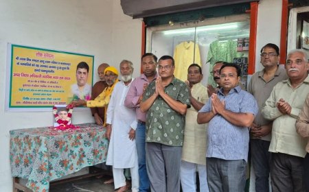 एडीएम के निधन पर व्यापारियों ने दी श्रद्धांजलि:श्याम मित्र मंडल के व्यापारियों ने पुष्प अर्पित कर जताया शोक
