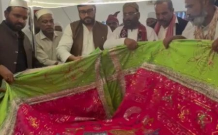 सपा नेता सुफियान कुरैशी ने चादर चढ़ाकर मांगी दुआ:जालौन में बोले- अखिलेश यादव के मुख्यमंत्री बनने पर उन्हें इसी आस्ताने पर लेकर आएंगे