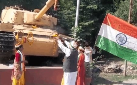 विजयादशमी पर हिंदू महासभा ने सेना तोप का किया पूजन:भारत माता के जयकारे लगाए, टैंक पर कलावा बांधा और आरती उतारी