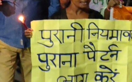 TGT-PGT पुरानी नियमावली बहाली की मांग लेकर छात्रों का प्रदर्शन:अभ्यर्थियों ने कैंडल मार्च निकाला,26 अक्टूबर को निदेशालय घेराव