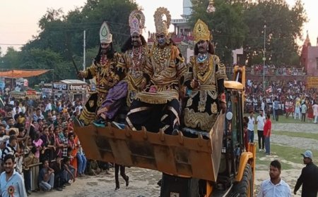 मथुरा में रावण बोला में राम का भक्त:मांट में बुलडोजर से युद्ध के मैदान में पहुंचा, शहर में 75 फीट ऊंचा तो कोसी में 65 फीट के पुतले का हुआ दहन