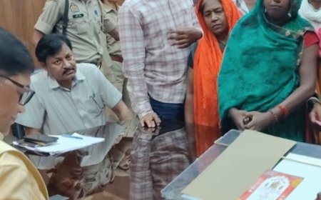 खलिहान की जमीन से अवैध कब्जा हटाने की मांग:बलिया में बारात ठहरने के काम आती है, जनसुनवाई में डीएम से शिकायत