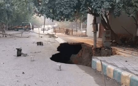 आगरा पालीवाल पार्क में फिर धंसी सड़क:15 फीट लंबा-10 फीट गहरा गड्ढा, हादसा टला